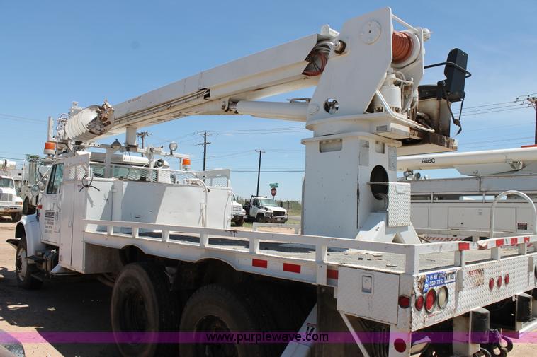 image for item L4284 1999 International 4900 digger derrick truck