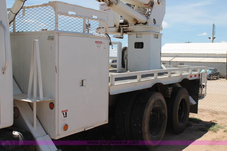 image for item L4284 1999 International 4900 digger derrick truck