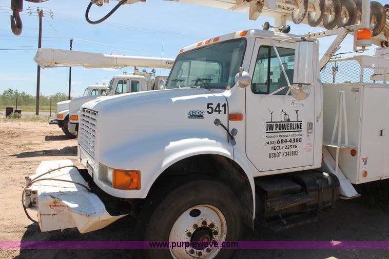image for item L4284 1999 International 4900 digger derrick truck