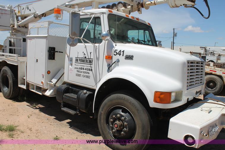 image for item L4284 1999 International 4900 digger derrick truck