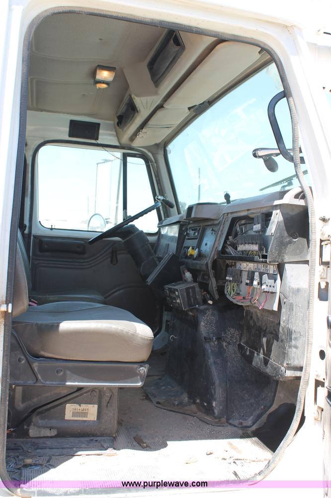 image for item L4284 1999 International 4900 digger derrick truck