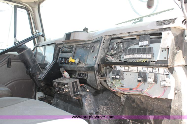 image for item L4284 1999 International 4900 digger derrick truck