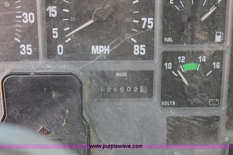 image for item L4284 1999 International 4900 digger derrick truck