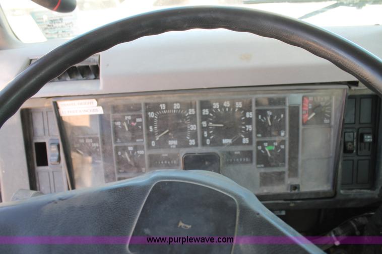 image for item L4284 1999 International 4900 digger derrick truck