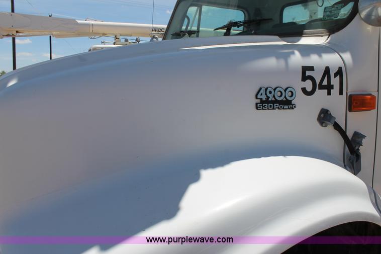 image for item L4284 1999 International 4900 digger derrick truck