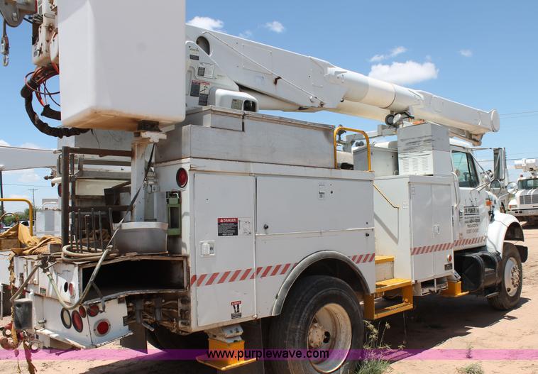 image for item L4285 2002 International 4800 bucket truck