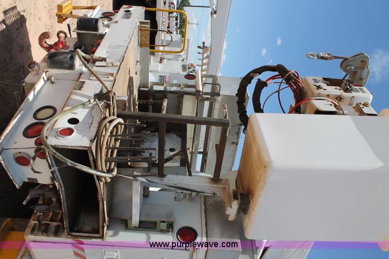 image for item L4285 2002 International 4800 bucket truck