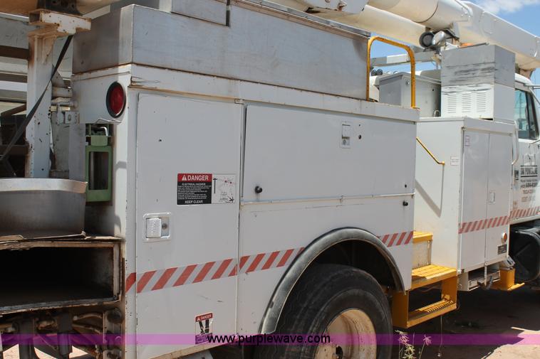 image for item L4285 2002 International 4800 bucket truck