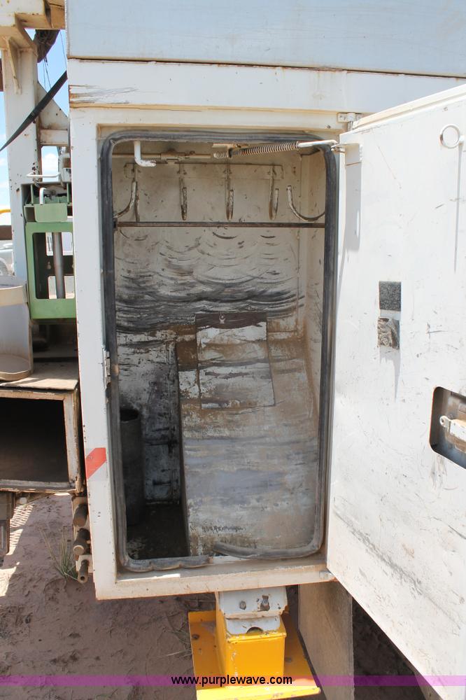 image for item L4285 2002 International 4800 bucket truck