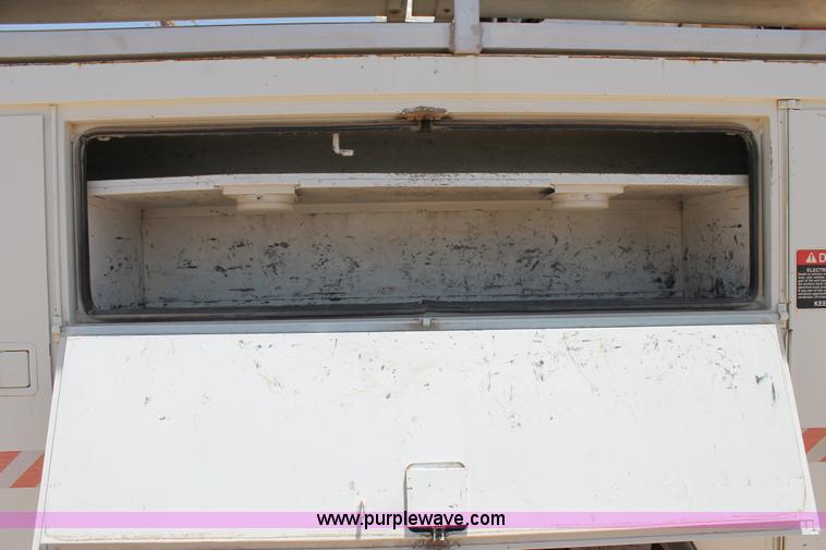 image for item L4285 2002 International 4800 bucket truck