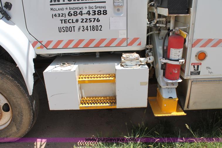 image for item L4285 2002 International 4800 bucket truck