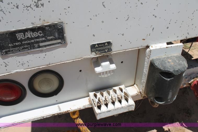 image for item L4285 2002 International 4800 bucket truck