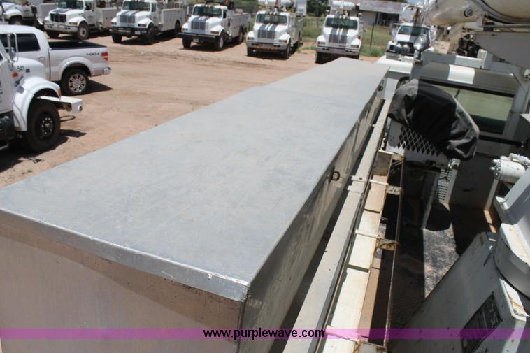 image for item L4285 2002 International 4800 bucket truck