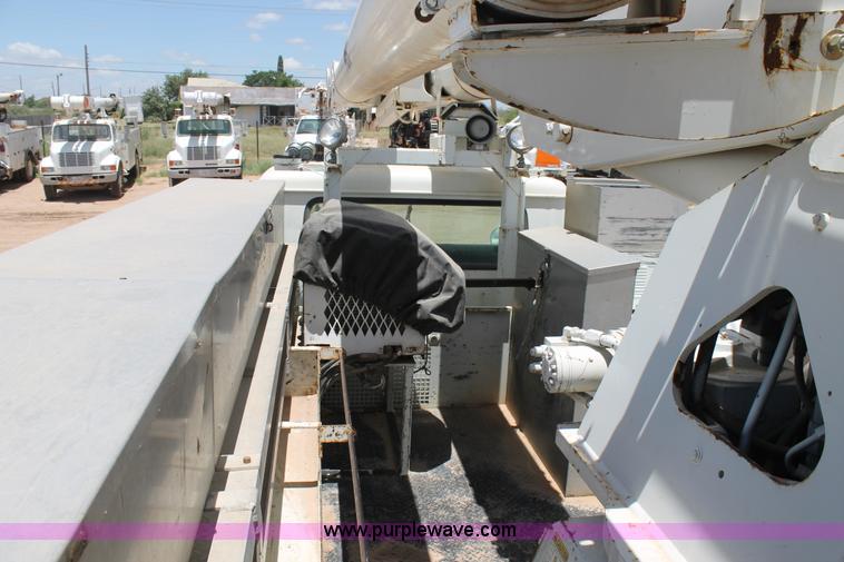 image for item L4285 2002 International 4800 bucket truck