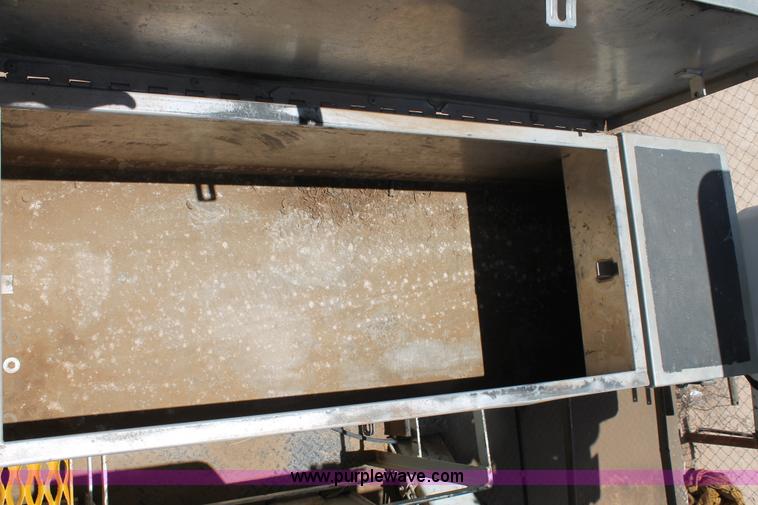 image for item L4285 2002 International 4800 bucket truck