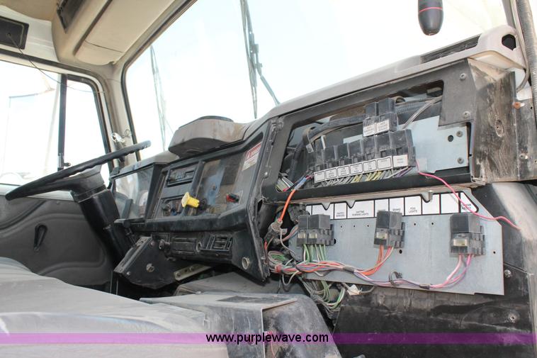 image for item L4285 2002 International 4800 bucket truck