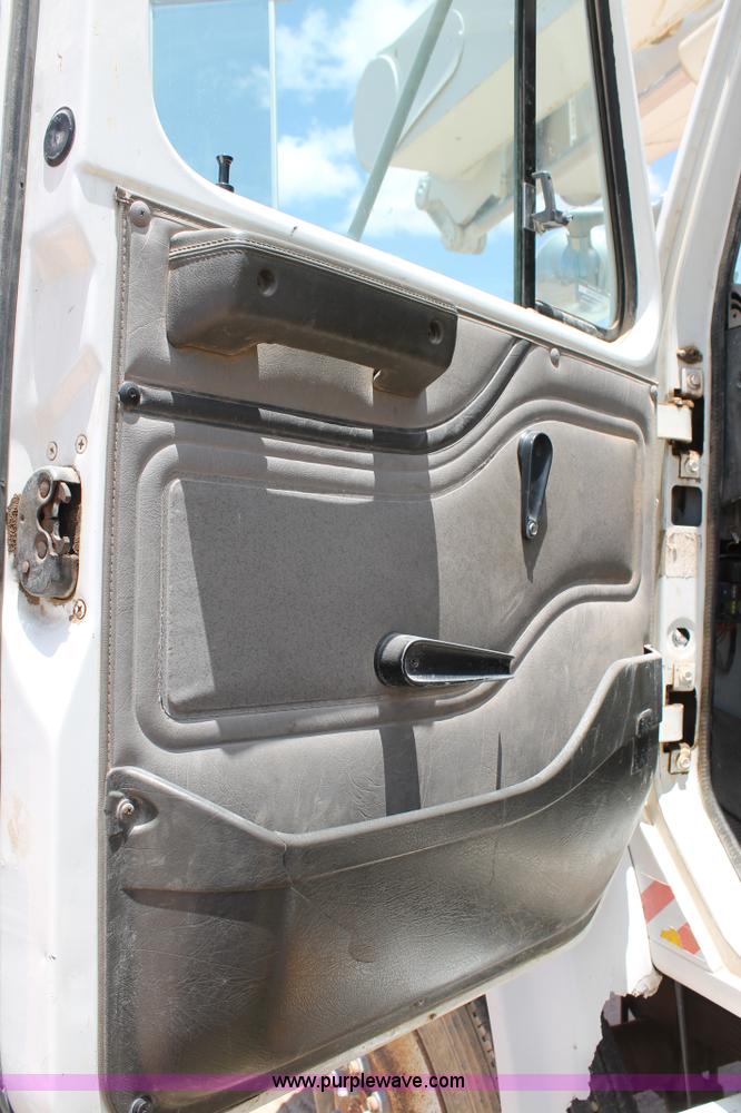 image for item L4285 2002 International 4800 bucket truck