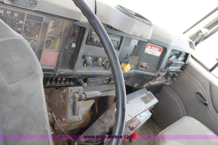 image for item L4285 2002 International 4800 bucket truck