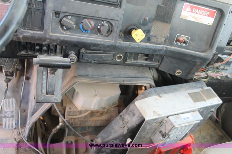 image for item L4285 2002 International 4800 bucket truck