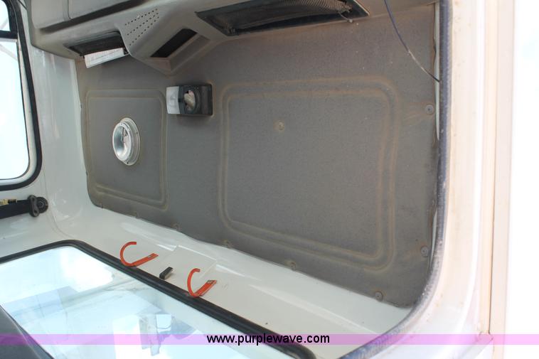 image for item L4285 2002 International 4800 bucket truck