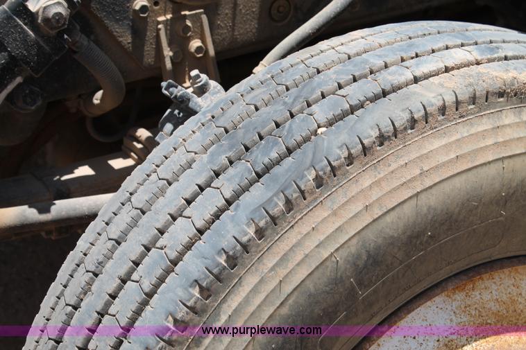 image for item L4285 2002 International 4800 bucket truck