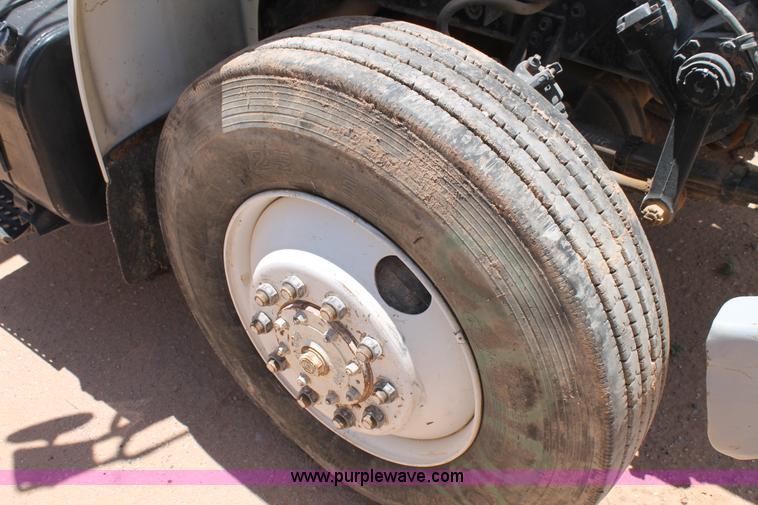 image for item L4285 2002 International 4800 bucket truck