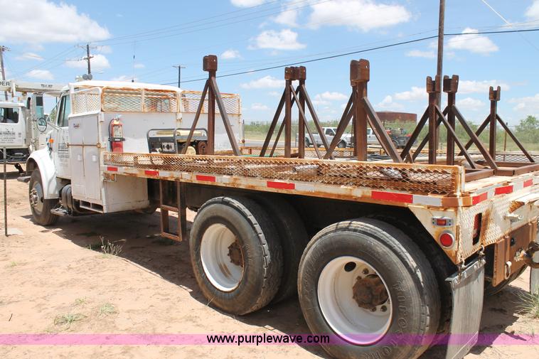 image for item L4286 1994 International 4900 flatbed truck