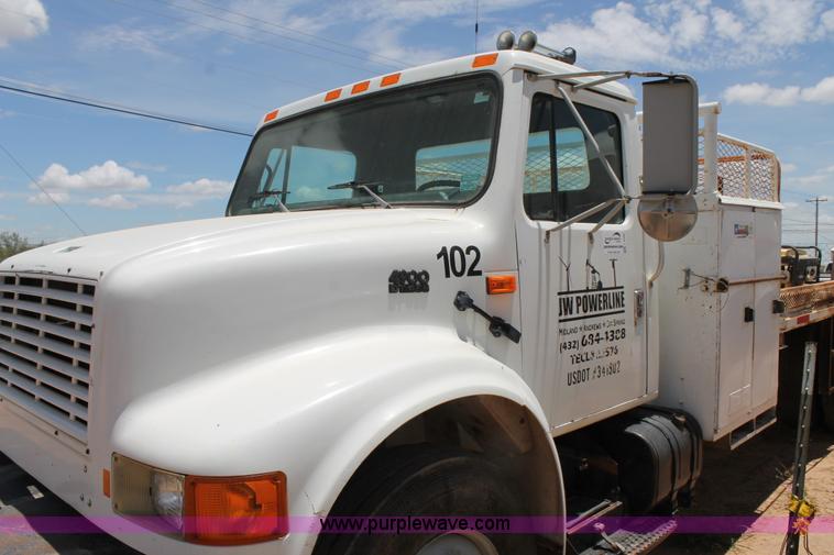 image for item L4286 1994 International 4900 flatbed truck