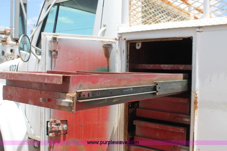image for item L4286 1994 International 4900 flatbed truck