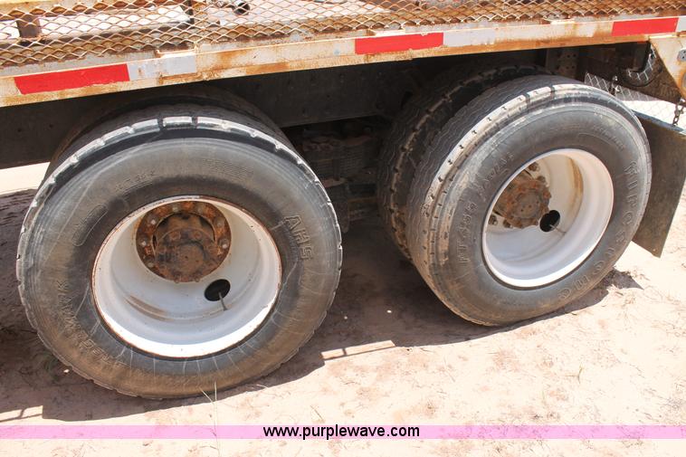 image for item L4286 1994 International 4900 flatbed truck