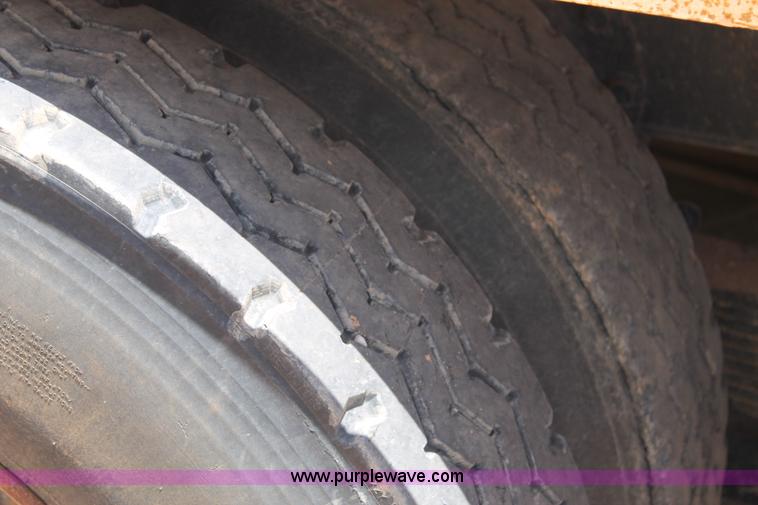 image for item L4286 1994 International 4900 flatbed truck