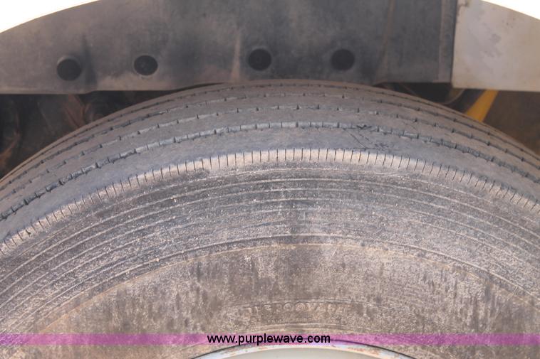 image for item L4286 1994 International 4900 flatbed truck