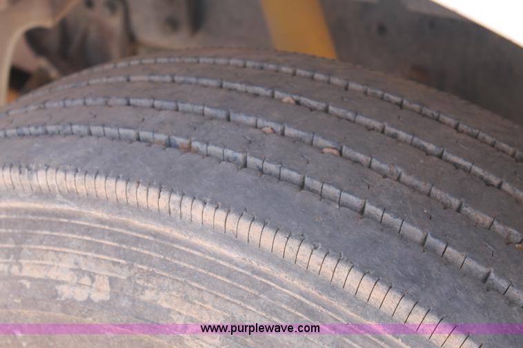 image for item L4286 1994 International 4900 flatbed truck