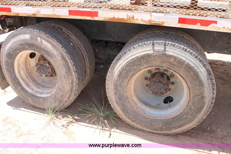 image for item L4286 1994 International 4900 flatbed truck