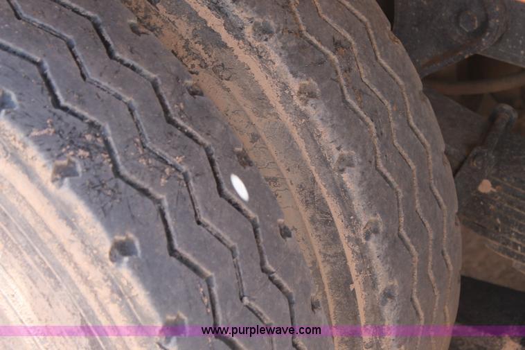 image for item L4286 1994 International 4900 flatbed truck