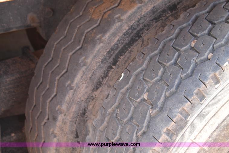 image for item L4286 1994 International 4900 flatbed truck