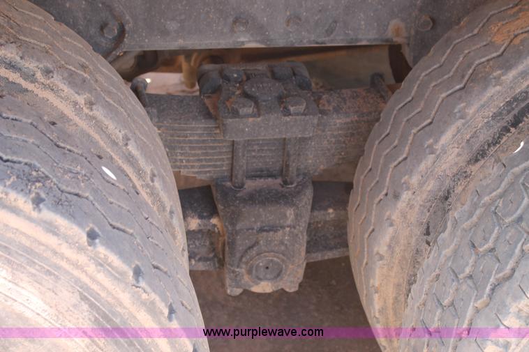 image for item L4286 1994 International 4900 flatbed truck