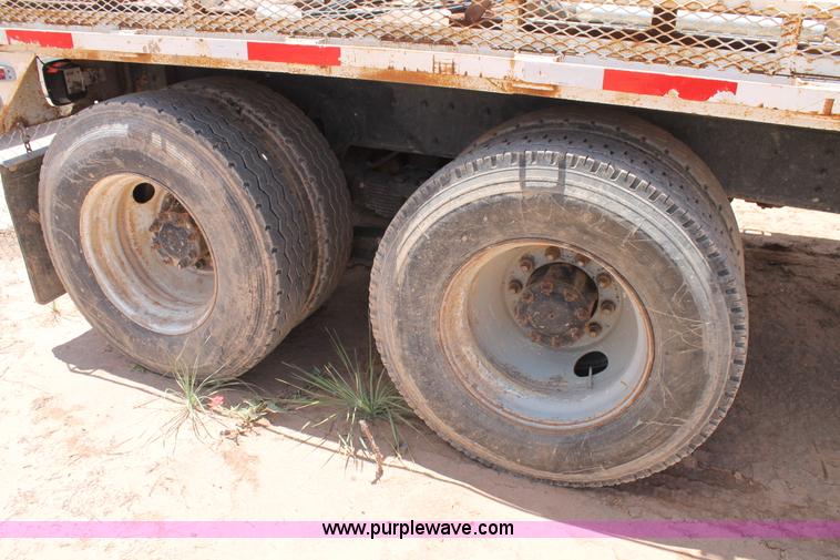 image for item L4286 1994 International 4900 flatbed truck