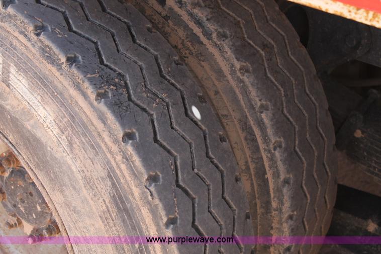 image for item L4286 1994 International 4900 flatbed truck