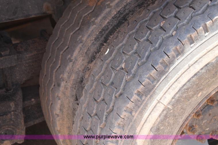 image for item L4286 1994 International 4900 flatbed truck