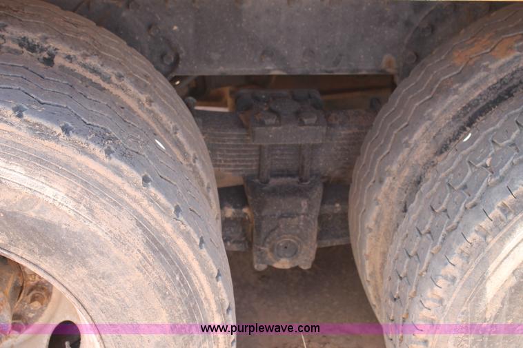 image for item L4286 1994 International 4900 flatbed truck