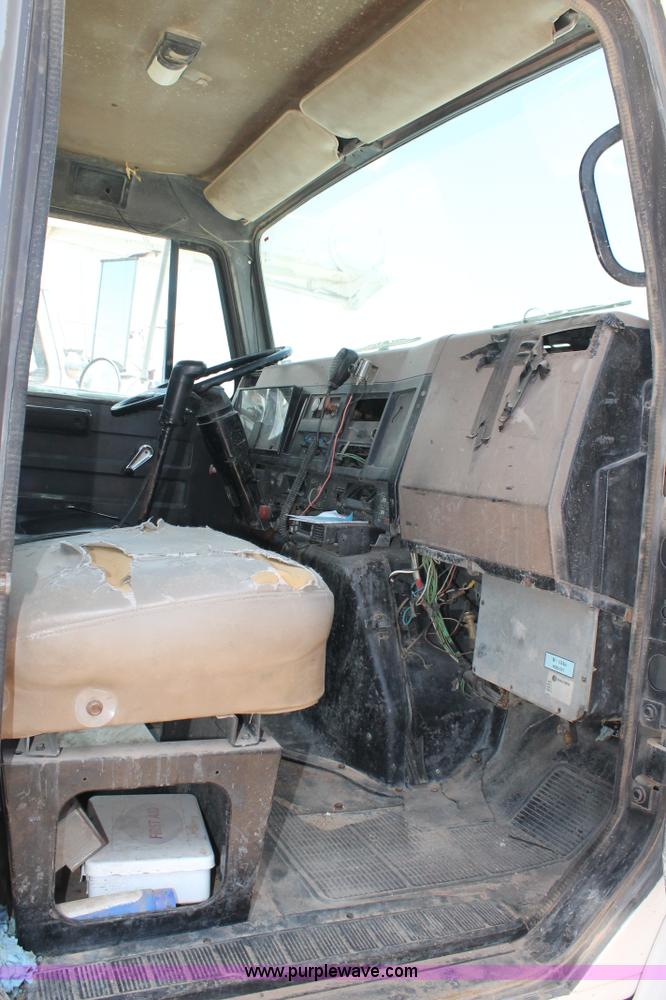 image for item L4286 1994 International 4900 flatbed truck