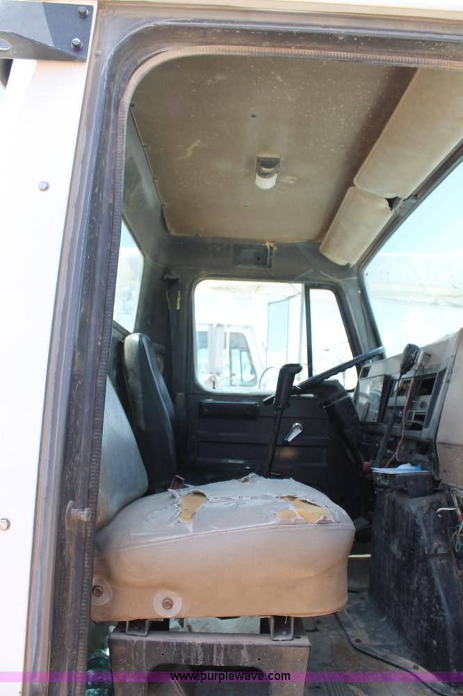 image for item L4286 1994 International 4900 flatbed truck