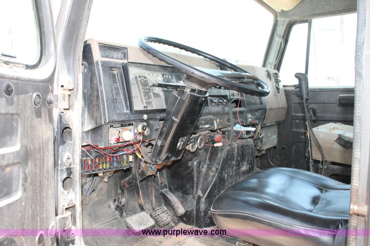 image for item L4286 1994 International 4900 flatbed truck