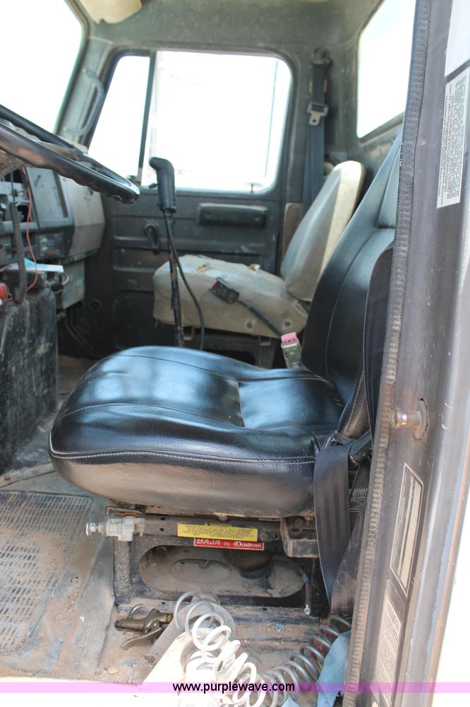 image for item L4286 1994 International 4900 flatbed truck