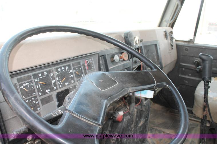 image for item L4286 1994 International 4900 flatbed truck