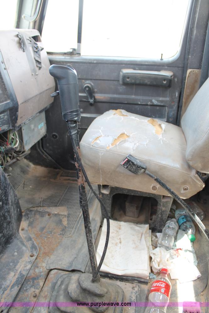 image for item L4286 1994 International 4900 flatbed truck