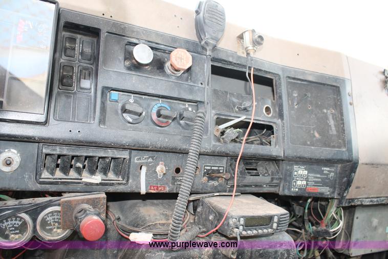 image for item L4286 1994 International 4900 flatbed truck