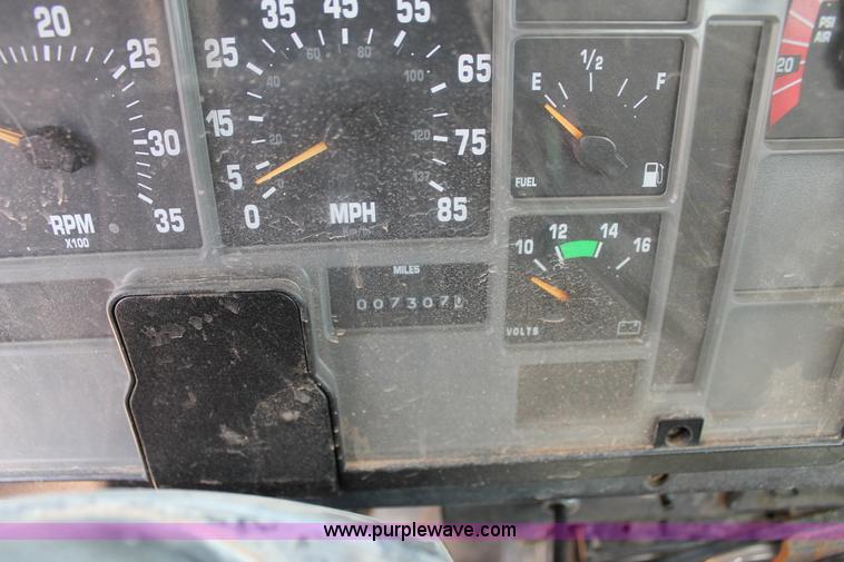 image for item L4286 1994 International 4900 flatbed truck