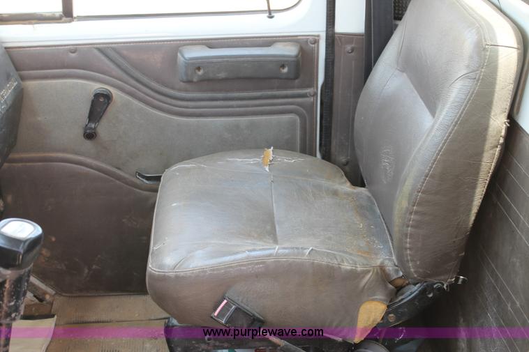 image for item L4288 1996 International 4900 flatbed truck